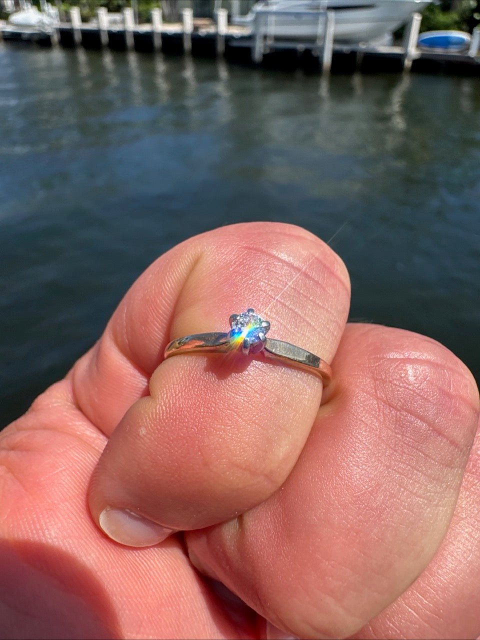 Beautiful little ring, 14k and gorgeous round diamond