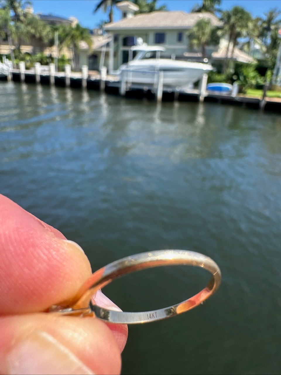 Beautiful little ring, 14k and gorgeous round diamond