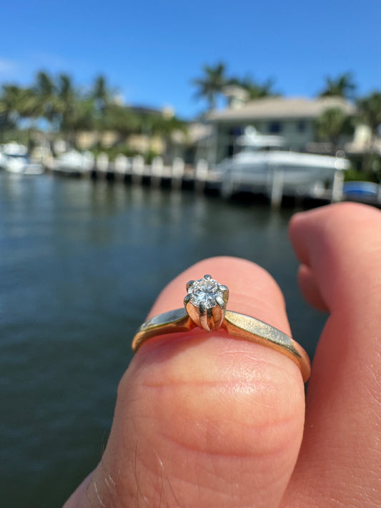 Beautiful little ring, 14k and gorgeous round diamond