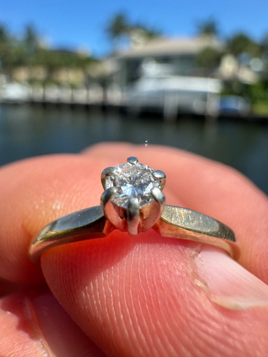 Beautiful little ring, 14k and gorgeous round diamond