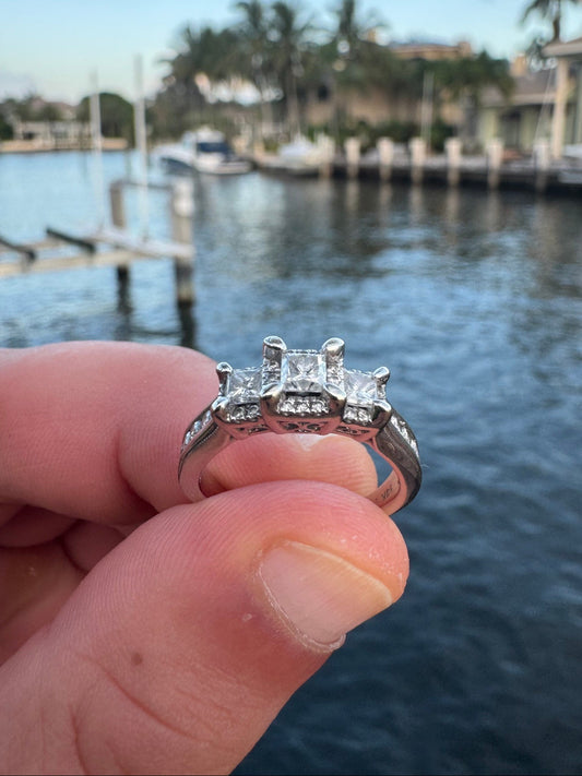 14k White Gold and Diamond ring weighing 4.7 grams
