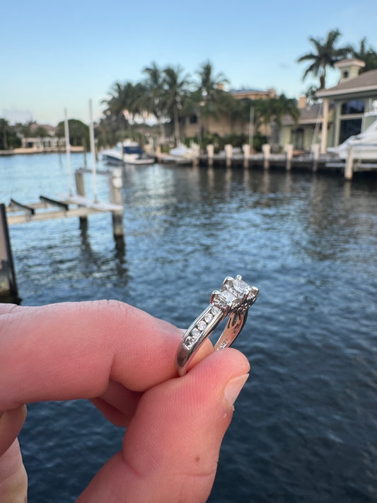 14k White Gold and Diamond ring weighing 4.7 grams